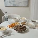 매일 쓰는 그릇일수록 예쁘고 실용적인 게 좋더라고요🤍

요즘 저희 집 식탁에 매일 올라오는 그릇인데,
4인 세트가 3만원대니 가성비까지 너무 좋죠? 🫢

평범한 집밥도 예쁘게 담아내면
괜히 더 맛있어 보이고 기분까지 좋아져요✨
부담 없이 데일리로 쓰기 좋은 그릇이라 추천해요!

#예쁜그릇자랑 #식탁위예술 #끌리메 #끌리메그릇 #끌리메4인세트 #그릇세트 #식기세트 #식기세트추천 #가성비그릇 #가성비식기세트 #4인그릇세트 #4인식기세트 #데일리그릇 #데일리식기 #플레이트 #플레이트추천 #접시추천 #예쁜접시 #그릇추천 #홈테이블링 #집밥스타그램 #신혼그릇 #집들이선물