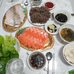 식자재마트에서 회와 냉모밀소바를 사와서 
차려 본 우리집 저녁밥상. 조합이 나쁘진 않았네요. 
#오늘의우리집 #콘수프기록집 #밥상기록 #먹기록 #저녁식사 #취미 #취향 #맞팔 #소통 