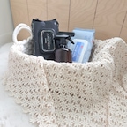 육아맘이 수시로 사용하는 청소템 3가지 2탄🧹🤍

아기 키우다 보면 하루 종일 치우고 닦는 것 같아요😂
이유식 먹고 나면 얼굴이며 손이며 닦아야 하고, 장난감도 신경 쓰이고, 바닥에는 어느새 머리카락이 한가득!

그래서 제가 일상에서 자주 사용하는 아이템 3가지를 소개해 볼게요🫶

1️⃣ 물티슈 & 클린티슈

이유식 먹고 난 뒤 아기 입 주변이나 손을 닦아줄 때는 물티슈를 사용해요.
장난감이나 바닥처럼 여기저기 닦아야 할 때는 클린티슈를 활용하고 있어요!
용도에 맞게 나눠서 사용하니 편하더라고요😊

2️⃣ 편백수 스프레이🌿

침실에 습기가 차거나 냄새가 신경 쓰일 때 가끔 사용하는 아이템이에요.
아기가 게워서 주변을 깨끗하게 청소한 뒤에도 냄새가 남는 것 같으면 한 번씩 뿌려줘요.

다만 아기가 있는 공간이라, 충분히 환기하면서 사용하고 있어요!

3️⃣ 돌돌이

머리카락이나 눈에 보이는 먼지를 발견하면 바로 돌돌이로 쓱쓱!
청소기를 꺼내기에는 애매할 때 간편하게 사용하기 좋아요.
육아하다 보면 이런 소소한 청소템이 은근히 손이 많이 가더라고요😂

매일 대청소를 하기는 어렵지만, 눈에 보일 때마다 조금씩 치우는 게 저만의 청소 루틴이에요💛

#청소템 #청소용품 #물티슈추천 #돌돌이 #편백수 #편백수스프레이 #오늘의집28기 #오늘의집ftc28기 