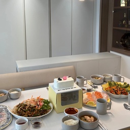 #예쁜그릇자랑
#콘수프기록집 
#ftc25기 
예쁜 그릇에 담아내면 평범한 집밥도 근사한 한 상으로 변신해요.
화이트와 베이지톤의 따뜻한 우리 집 식탁에
차분한 그레이 컬러의 그릇과 빌보 아우든 접시를 함께 매치해 봤어요.
깔끔하면서도 은은한 멋이 느껴지는 그릇에
정갈하게 음식을 담아내니 식탁 위가 더 풍성하고 아름다워지는 기분♡
그릇마다 다른 매력이 있지만 함께 놓았을 때도 자연스럽게 어우러져서 더욱 마음에 들어요.
맛있는 음식을 먹는 즐거움에
예쁜 그릇을 감상하는 소소한 행복까지 더해지는 시간.
그래서 그릇은 음식을 담는 도구를 넘어
우리 집 식탁의 분위기를 완성해 주는 소중한 아이템인 것 같아요. 🤍
#오늘의집  
#그릇스타그램
#홈스타일링 
#테이블웨어 
#빌보아우든 
#홈다이닝 
#우리집식탁