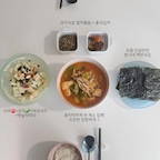 채도 낮은 은은한 색감의 도자기와 유리 재질의 식기류는 그 자체로도 눈을 편안하게 하지만, 한데 모였을 때 조화롭고 자연스러운 멋을 내는 것이 좋더라고요.

오늘의 한식플레이팅은 윤도자기와 알라바스터가 
다 했습니다 :)
(26.10.14)

Ps.
상차림 속 '한나네김' 은 재구매에 재구매를 부르는 요즘 단골반찬인데요 수제구운김 좋아하시는 분이라면 무조건 추천드려요 후회 없으실 거예요🫡☺️ 

#현명한소비 #콘수프기록집 #윤도자기 #알라바스터 #그릇추천 
#스타우브 #오늘메뉴 #오늘기록 #된장찌개 #한나네김 #김추천 #집밥요리 #집밥기록 #집밥이최고
 