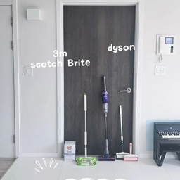 <내돈내산 거실청소 아이템>
1. Dyson 슬림
제가 청소할때쓰는 아이템 3가지입니다
1. Dyson 슬림
청소기는 하루에 여러번 돌리기때문에
무조건 가벼운것을 선호해서 슬림라인을 샀어요.
가벼워서 만족스러워요!!
2. 3M scotch brite 막대걸레 청소포 set
길이조절도 되고
바닥도 잘 닦이는것 같아서 꾸준히 쓰고있어요.
3. 3M scotch brite 더블액션 점착식 청소포
점착식이라 먼지가 착착 달라붙는 맛이있어서
애정하는 제품이에요.
4. 3M scotch brite 돌돌이 테이프클리너
접착력도 높고 다양한 색상이 나와서 좋아요.
기존에 초록색보다 핑크랑 회색을 선호해요.
긴 막대는 바닥용.
짧은막대는 주로 침대청소할때 쓰고있어요.
간단하게 거실청소 끝!!
#ftc #ftc29 #거실청소 #청소아이템 #돌돌이 #청소포 #막대걸레