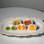 생과일찹쌀떡🥝🍑
제 알고리즘을 장악한 과일 찹쌀떡! 드디어 만들어보았어요-!
집에 있는 과일 총출동 시켜서 알록달록하게 만들어보았답니다😀✨️
저는 골드키위와 복숭아찹쌀떡이 제일 맛있었어요💖

요즘 유행하는 과일찹쌀떡은 찹쌀떡 피가 얇은 것이 포인트라면서요!!👀💛
저는 피는 얇은데 요거트크림의 양이 적어서 아쉬웠어요....!🥲✨️
만드실 때는 꼭 요거트크림 가득가득 넣어서 만들어보세요-!

📌레시피
-찹쌀떡반죽
건식찹쌀가루 100g
백설탕 20g
물엿 10g
타피오카전분 15g
뜨거운 물 145g

1) 모든 재료를 볼에 넣고 섞어줍니다
2) 전자레인지에 2분 돌리고 골고루 섞어주고 1분을 추가로 돌려줍니다
3) 주걱으로 섞으며 치대줍니다

✅️ 찹쌀떡을 만드는 자세한 과정은 프로필링크 "딸기찹쌀떡 레시피"를 참고해주세요

-요거트크림
그릭요거트 100g(꾸덕한 제형사용)
생크림 80g(동물성 생크림 사용)
요거트파우더 12g
꿀 20g

1) 모든 재료를 넣고 섞어줍니다
(그릭요거트에 생크림을 조금씩 넣어가면서 섞어주면 잘 섞입니다)

[합체]
1) 작업대에 옥수수전분을 충분히 뿌려준 뒤 그 위에 완성된 찹쌀떡 반죽을 올려줍니다
2) 스크래퍼로 반죽을 분할해 준 뒤 밀대로 넓게 펼쳐줍니다
3) 넓게 펼친 찹쌀떡반죽 위에 요거트크림-과일-요거트크림 순으로 올리고 감싸줍니다
4) 냉장고에 20분정도 넣어 굳혀줍니다

📌보관
✔️당일 섭취하는 것이 가장 맛있습니다
✔️당일 섭취가 어려우시다면 냉동보관했다가 실온에서 해동 후 드세요
(과일이 냉동되는 것이 싫으시다면...당일 섭취 권장! 냉동했다가 해동해도 떡피는 딱딱해지지 않더라고요)

#찹쌀떡 #과일찹쌀떡 #베이킹 #홈베이킹 #떡 #맞팔 #맞팔해요 #소통 #소통해요 #baking #homebaking