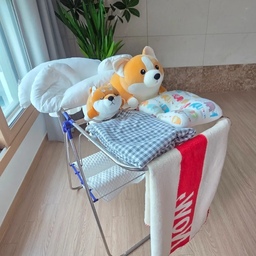 🧸💤 아이들 꿀잠 준비하며 설레요 🛏️
아이들이 우리 집에 오면 꼭 베고 자는 옆잠 베개와 
짱구 베개, 그리고 늘 함께하는 애착 인형들 🧸
모두 깨끗하게 세탁했어요. 햇살 좋은 창가에서 
보송보송 마르는 중이에요.
아이들이 얼굴을 부비고 안고 자는 물건들이라 조금 더 
신경 써서 청결하게 관리하려고 해요.
깨끗하고 포근하게 준비해 두면 우리 아이들이 기분 좋은 
꿈을 꾸겠죠? 💕 
오늘도 우리 아이들이 할미 집에 놀러 오는 날이에요.
할미는 가슴 설레며 기다리는 중~♡
#오늘의우리집 #콘수프기록집 #오늘의가든
#짱구베개 #옆잠베개 #모찌쿠션 #웰시코기
#웰시코기쿠션 #시바쿠션 #애착인형
#미니건조대 #무릎담요
