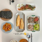 '부부싸움은 칼로 물 베기'라고 했던가. 

집사부부의 화해 제스처는 "집밥 같이 먹기"
애정하는 반찬 두어 가지 추가하고, 평소보다 정성 살~짝 곁들인 상차림 하나면,어느새 식탁에 마주 앉아 있는 그런 심심한 결말😁 

 또 같은 걸로 다투겠지만(분명 앞으로도 그럴 테지만😅) 
'네가 잘했네, 내가 잘했네' 시시비비 가리며 2차전까지 이어지지 않는 것만으로,꽤나 고무적인 일이 아닐까 싶은 오늘의 기록. 
(26.10.16) 

Ps.
1.자주 다투다 보니 부부싸움에도 회복탄력성이 생겼다
2.남집사야 이번엔 내가 봐줬다!!🤭
3.남집사 : 롸??(🤷)

#미운정고운정 #오늘의우리집 #콘수프기록집 #집밥기록 #오늘기록 #알라바스터 #윤도자기 #로렌스 #집밥메뉴 #한식밥상 #한나네김 #오이무침 #파김치맛집