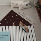 밝은 러그를 깔아서 깔끔했지만 뭔가 아쉬웠던 아이들방
포인트러그  하나 추가해줬을뿐인데 너무 귀여워졌어요 ㅎㅎ

원목침대에 딱 어울리는 색감에
아이들이 좋아하는 귀여운 집 모양
너무 찰떡이지않나요!

#아이방꾸미기 #아이방 #아이침실 #포인트러그 #아메리칸플로어 #원목가구 #원목침대 #아이침대 #저상형침대 #월넛 #우드인테리어 #액자 #포스터 #침구추천 #아이침구 #맞팔 #맞팔환영 #콘수프기록집 #인테리어노하우