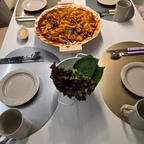 🍽️ 그릇 하나 바꿨을 뿐인데, 식탁 분위기가 달라졌어요!

집을 꾸미면서 느낀 것 중 하나가 인테리어는 꼭 큰 가구를 바꾸거나 돈을 많이 써야 완성되는 건 아니라는 거예요.

매일 사용하는 그릇 하나, 컵 하나만 달라져도 식탁 분위기가 꽤 달라지더라고요. 😊

저희 집은 화이트&우드 인테리어라 식기도 집안 분위기와 어울리는 디자인을 좋아하는 편입니다.

특히 마음에 드는 그릇은 음식이 담기기 전부터 예뻐 보여서 식탁 위에 올려놓는 것만으로도 작은 소품이 되는 것 같아요.

예쁜 접시에는 간단한 음식도 정성스럽게 담고 싶어지고, 좋아하는 컵에 커피를 마시면 평범한 하루도 조금 특별해지는 기분입니다. ☕

그릇을 고를 때는 디자인도 중요하지만 자주 꺼내 쓰기 편한지도 생각하게 됩니다.

아무리 예뻐도 찬장에만 넣어두면 아쉽잖아요.

그래서 특별한 날에만 사용하는 식기보다 평소 식사에서도 자연스럽게 사용할 수 있는 그릇이 더 마음에 들어요.

오늘은 저희 집에서 좋아하는 그릇들로 식탁을 꾸며봤습니다.

비싼 가구를 새로 들이지 않아도, 작은 식기 하나로 달라지는 식탁 분위기.

이런 소소한 변화가 집을 꾸미는 또 다른 재미인 것 같아요. 🤍

여러분은 그릇을 고를 때 디자인과 실용성 중 어떤 것을 더 중요하게 생각하시나요?

#예쁜그릇자랑 #식탁위예술 #그릇자랑 #예쁜그릇 #그릇스타그램 #테이블스타일링 #홈테이블 #식기추천 #화이트우드인테리어 #오늘의집

