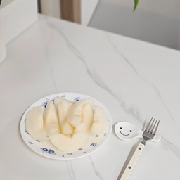 #현명한소비 #콘수프기록집
첫 수확한 햇배라고 해요.
처음 먹어보는데 많이 달진 않지만 물도 많고 새콤 아삭아삭해요.
하루에 하나씩 먹다보니 다 먹었어요.😆
#맞팔 #일상 #일상기록 #주방 #세라믹아일랜드 #4인식탁 #햇배 #간식시간 #제철과일 #오늘의가든 #오늘의집 