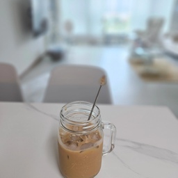 #오늘의우리집 #콘수프기록집
아침, 저녁으로는 쌀쌀하지만 낮에는 더워요.
식물들이 많아져서 한꺼번에 모아두고 물을 줘요.
옮기는고나면 힘드니까 시원하게 아이스커피 마셔줘요. 🧊☕️🙂
#맞팔 #일상 #일상기록 #거실 #거실인테리어 #집꾸미기 #식집사
#물주는날 #초록초록 #휴식타임 #아이스커피 #오늘의가든 #오늘의집 