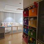 #콘수프기록집 #인테리어노하우 거실이 세로로 긴 집🤔
공간이 넓어서 베이비룸은 큰 걸 하고 싶은데 식탁도 놓아야 하고 애매할 땐 그냥 세로로 배치해버리기ㅋㅋ
tv 앞에 베이비룸 그 뒤에 소파, 그리고 식탁까지 한공간에 다 둘 수 있고 특히 식탁에 앉으면 베이비룸에서 아기 노는 것까지 다 보이니 정말 좋아요!👍🏻

#집꾸미기 #셀프인테리어 #셀프리모델링 #셀프스타일링 #신혼부부일상 #신혼부부인테리어 #신혼부부거실 #신혼부부안방 #홈스타일링 #남서향 #남서향집 #아기용품 #아기병풍 #출산준비 #아기장난감 #아기매트 #아기병풍추천 #아기놀이공간 #아기놀이매트 #놀이존 #알집매트 #쉬폰커튼 #베이비룸 #아기가사는집 #아기체육관 #아기거실 #아기거실매트 #펠트바구니 