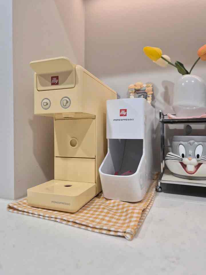 #コーヒーゾーン完成テム #コンスープ記録集 
私の家の小さなコーヒーゾーン☕🤍

私たちの家のコーヒーゾーンには**イリーコーヒーマシンとイリーコーヒーカプセルディスペンサー**が並んでいます！

コーヒーマシンだけを置くには何かが残念で、カプセルディスペンサーまでセットに合わせました。

同じブランドに合わせておくと統一感もあって、カプセルもすっきり整理できて見ただけでも満足ですよ🤍

実際、私はコーヒーをそんなに楽しんで飲む方ではありません😂
ところが、たまにコーヒーが思い出される日、マシンでコーヒーを一杯下ろして飲むと、とても気分が良くなりました。

コーヒーの香りがほのかに広がるその瞬間だけは我が家が小さなカフェになった感じ☕✨

毎日使うわけではありませんが、**たまに味わう小さなホームカフェの幸せ！**

コーヒーをよく飲まなくてもコーヒーゾーンだけはきれいに飾っておきたい気持ち…私だけですか？ㅎㅎ

＃コーヒーゾーン＃ホームカフェ＃ホームカフェインテリア＃ホームカフェ飾り＃イリーコーヒーマシン＃イリーコーヒー＃イリーカプセル＃イリーカプセルディスペンサー＃コーヒーカプセル保管＃カプセルコーヒーマシン＃コーヒーマシン＃コーヒータイム＃ホームカフェ感性＃サリムテム＃サリム日常＃少し幸せ＃家の装飾＃今日の家

