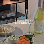 홈스토랑 러버가 진심으로 추천하는 플레이팅 꿀템.zip🤍
오늘의집 식탁위예술 기획전이 10/12에 시작돼요✨️

✧ 헤리터 수 테이블 매트
얇고 유연한 스텐 소재에 감각적인 비정형 쉐입으로
툭 깔아주기만 해도 식탁 분위기가 달라져요.

✧ 오덴세 테누토 글림 커트러리
유려한 곡선과 은은하게 반짝이는 질감이라
한식 테이블에도 우아한 포인트를 더해주는 아이템!

✧ 장듀보 라귀올 디너세트
마블 패턴 손잡이와 시그니처 꿀벌 디테일!
양식 플레이팅에 레스토랑 무드를 더해줘요.

✧ 시라쿠스 네이처 프리즈
자연스러운 라인과 매력적인 유광 텍스처.
한식부터 양식까지 잘 어울리고, 레이어링하면 더 예뻐요!

테이블웨어는 하나씩 모으는 재미도 있지만,
좋아하는 아이템끼리 조합했을 때 더 매력적인 것 같아요 🍽

예쁜 식탁을 위한 디테일 저장해두고,
오늘의집 기획전<식탁위의예술>에서 만나보세요〰️


#콘수프기록집 #현명한소비 #식탁위예술 #오홈스토랑 #홈스토랑 #홈파티 #테이블스타일링 #테이블웨어 #홈파티에진심인편 #그릇추천 #커트러리추천 #테이블매트추천 #플레이팅 #플레이팅필살템 #플레이팅장인 #오늘의가든 #오늘의식탁 #보자마자반한템 #다이닝테이블 #다이닝룸인테리어 #주방인테리어 #주방꿀템 #집들이선물추천 #집들이선물사전 #신혼집꾸미기 #신혼집인테리어 #실패없는선물추천 #보자마자반한템 #오늘의집세일