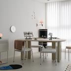 #인테리어노하우 창가에 테이블 하나 두었을 뿐인데 
공간의 분위기가 달라졌어요☺️

창가에 테이블을 배치하면 
자연광을 가까이에서 즐길 수 있어 
낮에는 공간이 더욱 밝고 화사해 보여요

창밖 풍경까지 더해져 시선이 트이고, 
공간도 한결 여유롭게 느껴지죠💛

새로운 가구를 들이지 않아도 테이블 위치만 바꿔보면 
우리 집에 작은 변화를 줄 수 있답니다 ✨️
창가에 여유 공간이 있다면 나만의 코너를 만들어 보세요

#콘수프기록집 #거실 #거실인테리어 #거실꾸미기 #거실테이블 #세라믹테이블 #세라믹상판 #벽시계 #시계추천 #모빌 #모빌인테리어 

