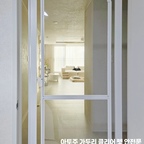 우리 집 두 번째 예쁜 방묘문 🤍 

이번엔 까망이 안전보다 제 옷을 사수하기 위해 설치했어요😶‍🌫️
거실에서 훤히 보이는 맞은편 옷방이 언제부턴가 은근히 신경 쓰이던 차에 new 방묘문 등장✨️
까망이의 옷방 출입도 살짝 막아주고 공간도 깔끔하게 나눠줬답니다.
150cm, 180cm 두 가지 높이 중 저는 180cm로 선택!
투명한 창이라 답답하지 않고 우리 집 분위기에도 잘 어울려서 마음에 들어요 🐈‍⬛
설치 과정과 자세한 사용기는 릴스로 돌아올게요🖤 

🏷 아토주 l 가두리 클리어 펫 안전문

#콘수프기록집 #인테리어노하우
#방묘문 #가두리 #가두리클리어 #인테리어 #펫테리어 
#집스타그램 #홈스타일링 #리빙스타그램 #집꾸미기 #홈인테리어 #리빙 #거실인테리어 #오늘의집 #고양이그램 #반려묘 #검은고양이 #반려동물 #고양이