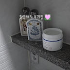 #인테리어노하우 #콘수프기록집
🍀 욕실 선반을 호텔 감성으로! 오브제 고체탈취제 활용법〰️ 욕실 선반 스타일링할 때 실용적이면서도 디자인을 해치지 않는 소품 고르기 참 까다롭죠! 핫한 고체탈취제 저도 입문했어요 :)
​
예쁜 바디케어 제품들 옆에 모던한 화이트 톤의 '에어디트 고체탈취제'를 함께 연출해 줬어요. 액체형과 달리 쏟아질 염려 없는 고체 제형이라 높은 선반 위에도 안심하고 올릴 수 있고, 깔끔한 패키지 덕분에 선반 분위기가 한층 정갈해 보여요!

​인위적이고 강한 향 대신 욕실 악취만 싹 잡아주면서 은은한 향을 채워주니, 시각적인 인테리어 효과와 쾌적한 향 스타일링을 동시에 챙기는 효자템 인정이에요 💓 



#오늘의집 #집꾸미기 #욕실인테리어 #화장실인테리어 #욕실선반 #에어디트 #고체탈취제 #방향제추천 #탈취제추천 #욕실소품 #감성인테리어 #홈스타일링 #살림템 #살림꿀팁 #내돈내산 #신혼집꾸미기 #오브제 #내방꾸미기 #일상기록 #맞팔환영 #맞팔 #소통