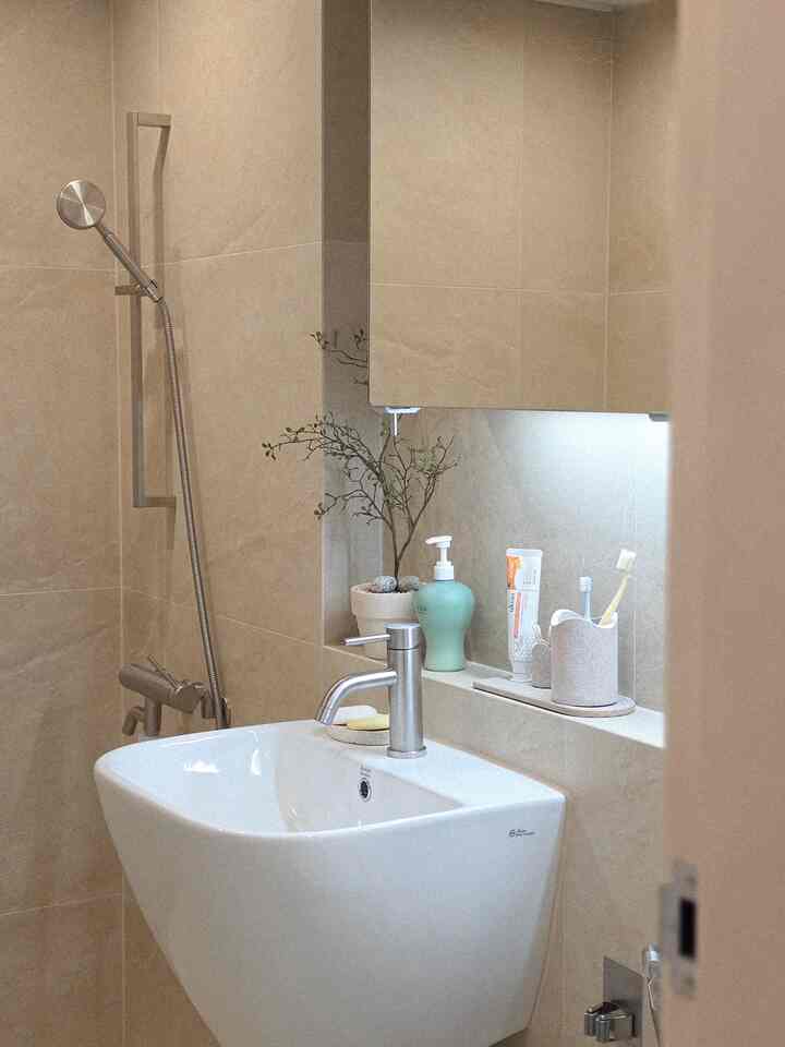 #호텔같은우리집

構築アパートを改造するときに最も気になった私たちの家のバスルーム🤍 
ホテルのバスルームのようにきれいで雰囲気のある空間にしよう
タイル一つ小道具一つ神経をたくさん使ったよ🥹  #욕실리모델링 #리모델링후기  #오늘의집 #집꾸미기 