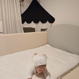 아기방 한쪽에 자리 잡은 범퍼침대와 플레이텐트 🤍
말띠 친구라 벽에도 말 그림을 여러 마리 붙여줬어요 🐴
하나씩 채워가다 보니 제 취향도 자연스럽게 담기는 중 ✎ᝰ.
볼 때마다 기분 좋아지는 우리 집 아기방 ◡̈
#오늘의일상 #나의취향 #오늘의우리집 #오늘의집 #콘수프기록집 #아기방 #아기방꾸미기 #육아일상 #육아기록 #아들맘 #6개월아기 #아기범퍼침대 #범퍼침대 #플레이텐트 #아기플레이텐트 #아기방인테리어 #키즈룸 #베이비룸 #아이방꾸미기 #말띠아기 #말그림 #벽꾸미기 #홈스타일링 #집꾸미기 #오늘의집온라인집들이 #신혼집인테리어 #감성인테리어 #우리집기록 #소소한일상 #행복수프
