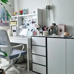 메인 가구들을 화이트 톤으로 맞추니까 
시각적으로 훨씬 넓어 보이고 답답한 느낌이 싹 사라지더라구요 🪄
자칫 밋밋해질 수 있는 벽면에는 창문 모양 포스터를 
붙여서 따뜻한 햇살 감성을 한 스푼 더해봤어요 ☀️

​여기에 싱그러운 식물들과 
귀여운 오브제들로 포인트를 주니까 
나만의  공간 완성이랍니다 🌿✨

​화이트 톤과 은은한 조명, 
그리고 초록 식물의 조합은 역시 
실패 없는 인테리어 조합인 것 같아요 😉

#인테리어노하우 #콘수프기록집 #맞팔 #맞팔환영 #소품 #조명 #책상 #이케아 #미케책상 #미케 #의자 #책상의자 #러그 #라탄 #식물 #식물인테리어 #식집사 #식테리어 #여아방 