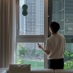 창문 청소가 쉬워지는 신박한 청소템🪟✨️

지난 주말 폭우가 지나가고 나니
창문에 빗물 자국과 먼지가 한가득!😐

창밖으로 보이는 풍경을 즐기고 싶은데🍂
창문은 직접 닦기가 참 번거로워요.

그래서 미홀 창문 로봇청소기로 싹 청소했어요🫧

창문에 부착해 청소를 맡겨두니
직접 닦을 필요 없어서 편해요👏🏻

한 번 사서 반복되는 집안일을 덜어주는 아이템이라면
충분히 현명하게 뽕뽑는(?) 소비 아닐까요😉🤍

이제 창밖 풍경 즐길 준비 완료!
여러분은 비 온 뒤 창문 청소, 어떻게 하시나요? 🍁


#콘수프기록집 #현명한소비 #창문청소 #창문로봇청소기 #미홀 #외창청소 #뷰좋은우리집 #오늘의가든 #대청소노하우 #청소노하우 #청소는장비빨 #청소용품추천 #창문청소기 #유리창청소 #입면분할창 #유리창로봇청소기 #거실인테리어 #거실꾸미기 #거실홈스타일링 #거실스타일링 