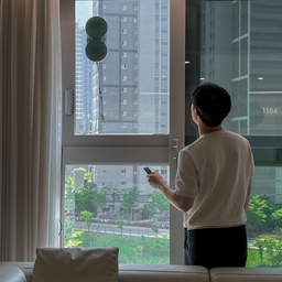 창문 청소가 쉬워지는 신박한 청소템🪟✨️
지난 주말 폭우가 지나가고 나니
창문에 빗물 자국과 먼지가 한가득!😐
창밖으로 보이는 풍경을 즐기고 싶은데🍂
창문은 직접 닦기가 참 번거로워요.
그래서 미홀 창문 로봇청소기로 싹 청소했어요🫧
창문에 부착해 청소를 맡겨두니
직접 닦을 필요 없어서 편해요👏🏻
한 번 사서 반복되는 집안일을 덜어주는 아이템이라면
충분히 현명하게 뽕뽑는(?) 소비 아닐까요😉🤍
이제 창밖 풍경 즐길 준비 완료!
여러분은 비 온 뒤 창문 청소, 어떻게 하시나요? 🍁
#콘수프기록집 #현명한소비 #창문청소 #창문로봇청소기 #미홀 #외창청소 #뷰좋은우리집 #오늘의가든 #대청소노하우 #청소노하우 #청소는장비빨 #청소용품추천 #창문청소기 #유리창청소 #입면분할창 #유리창로봇청소기 #거실인테리어 #거실꾸미기 #거실홈스타일링 #거실스타일링 