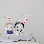우리집 추구미는 블랙앤화이트의 모던하고 세련됨.
하지만 현실은.. 
알록달록 애매모호한 친숙함.

인형뽑기로 뽑은 키티들이 귀여워서 찍었는데.
갑자기 우리집 추구미와 현실로 보이는건 왜일까요ㅋㅋ

아마도 평생 추구미는 못 이룰듯하니
키티로 만족해야겠어요ㅎㅎ

#예쁜템최고야 #콘수프기록집 #인형소품 #인형키링 #인형뽑기 #키티인형 #키티템 #엘피플레이어 #엘피장 #엘피판 #엘피존 #엘피수납장 #엘피선반 #lp플레이어 #lp수납장 #lp판 #lp장 #lp턴테이블 #lp인테리어 #lp선반 #lp존 #lp수납 #lp거치대 #lp추천 #lp보관 #턴테이블 #턴테이블선반 #턴테이블추천 #턴테이블인테리어 #아이리버턴테이블
