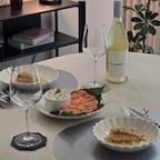 홈스토랑의 완성은 역시 플레이팅 🍽✨️

코스트코에서 연어 세일하길래 냉큼 데려와
야무지게 연어 파티를 열었어요 🧡

직접 손질한 신선한 연어회에
버터갈릭 연어스테이크까지 구워서
청포도 와인도 곁들이니 제법 근사한 홈스토랑 완성!

이럴 때 빠질 수 없는 게 바로 플레이팅 아이템이죠?

헤리터 테이블 매트로 식탁의 분위기를 잡아주고
시라쿠스 네이처 프리즈에 음식을 담고
장듀보 라귀올 커트러리까지 함께 하니
평범한 집에서도 레스토랑 못지않은 분위기가 나요 ✨

특별한 날은 물론, 집에서 홈스토랑을 즐기고 싶을 때
꺼내기 좋은 저의 플레이팅 아이템들이랍니다. 🤍

여러분은 홈스토랑 분위기를 낼 때
가장 먼저 신경 쓰는 아이템이 무엇인가요?

#콘수프기록집 #예쁜템최고야 #내돈내산추천템 #1평인테리어 #거실인테리어 #거실꾸미기 #모던인테리어 #다이닝테이블 #다이닝룸인테리어 #다이닝식탁 #홈스토랑 #홈스토랑메뉴 #오홈스토랑 #오늘의식탁 #오늘의가든 #플레이팅 #플레이팅필살템 #플레이팅접시 #플레이팅장인 #그릇추천 #신혼집꾸미기 #신혼집인테리어 #실패없는선물추천 #보자마자반한템 #다이닝룸꾸미기 #주방인테리어 #홈파티에진심인편 #플레이팅그릇 #커트러리 #테이블매트 