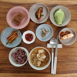 ​🍚 오늘의 혼밥
혼자서도 잘 먹어요! 😋
영양 가득 반찬에 구수한 된장찌개까지, 
완벽한 혼밥 풀코스 완성 ✨
오늘도 맛있는 한 끼 잘 먹었습니다!
도토리묵 만들기~(도토리가루1:물5)를 넣고 
먼저 잘 저어준 다음 중불에서 
계속 젖다 끓으면 약불에서 적당히 저어주면 도토리묵 완성.
#홈쿡레시피 #혼밥의정석 #오늘의메뉴 #된장찌개 #집밥일기 #혼밥스타그램 #맛있는한끼 #자취생밥상 #요리하는일상 #소통 #콘수프기록집 #테이블클로스 #소소한행복 #집밥 #일상기록 #요리하는여자 #오늘의집 #도토리묵 #아보카도 #원목테이블 #소소한밥상 #맞팔선팔
