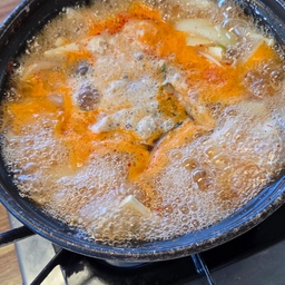 파주 적성면 맛집 💚 가월리손두부 🥢
고소하고 담백한 손두부의 매력에 푹 빠지는 시간🫶🏻
보글보글 끓어오르는 두부전골🍲
칼칼한 국물에 부드러운 두부를 듬뿍 떠서 한입 먹으면 구수함과 감칠맛이 입안 가득 퍼지는 느낌🤤
#콘수프기록 #콘수프기록집 #콘수프필름 #콘수프챌린지 #오늘의기록 #오늘의식탁 #오늘의집 #오늘의기록챌린지 #호스트챌린지 #오늘의가든 #오늘장면한컷 
몽글몽글 부드러운 순두부는 담백하고 고소한 풍미가 매력적이고, 따뜻한 밥 한 숟가락에 곁들이면 다른 반찬이 필요 없을 만큼 든든한 한 끼 완성!
https://link.inpock.co.kr/oioi4390
https://influencers.coupang.com/s/oioi4390
https://www.youtube.com/@dalove04
구독좋아요 부탁드려요 🩷
자극적인 음식보다 속 편안한 한식이 당기는 날, 따끈한 국물과 고소한 두부로 채우는 든든한 식사💚
파주 드라이브나 감악산 나들이 코스에 맛있는 한 끼를 더하고 싶다면 가월리손두부도 눈여겨보세요🚗✨
📍 경기 파주시 적성면 감악산로 1473
#가월리손두부 #파주맛집 #파주적성면맛집 #파주두부전골 #파주손두부 #파주순두부 #파주한식 #감악산맛집 #파주드라이브 #두부맛집 #먹스타그램 #맛집스타그램 #먹방기록 #맛집추천
#프로필링크많관부#신상#신상기록#꿀정보#가볼만한곳#기록하기#추천템 #추천해요 :D❤︎ #이쁜것 #귀여운것#맛집 #맛집추천