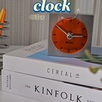 #예쁜템최고야 #콘수프기록집

나만의 시간을 더 가치 있게 만들어주는
 18H00 Table Clock. 

 실버 스틸의 차가운 미학에 
감각적인 오렌지 컬러 조합,
스테인리스 소재의 고급스러움과 모던함이 
질리지 않고 오래도록 예쁠 디자인이에요

 뿐만 아니라 ​​소음이 전혀 없는 무소음 타입으로
서재나 침실, 어디든 조용하게 스며듭니다 🌿

​ 무심한 듯 세련된 ‘쇠테리어’ 감성을 
완성하는 마지막 퍼즐 조각,

 작은 체구에도 시선을 빼앗는 묘한 매력이 있어요. 
 집들이 선물 고민은 이제 그만, 
주는 사람도 받는 사람도 
행복해질 센스 만점 잇템이랍니다.

@18h00.official