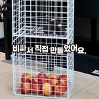 💙 인테리어 노하우 1-만 원으로 2단 바구니 만들기 💙

야채, 과일을 대량으로 사서 먹는데 박스 그대로 베란다에 보관하니까 베란다가 자꾸만 지저분해지더라고요. 그래서 보관용 2단 바구니를 사려고 찾아봤더니 가격이 부담스러웠어요. 

그래서 직접 만들었습니다!

📌 재료비 1만 원, 소요시간 10분 2단 바구니 만들기 

준비물
- 다이소 네트망 69 x 33cm 1개(개당 가격 2,000원)
- 다이소 네트망 33 x 26cm 8개(개당 가격 1,000원)
- 케이블 타이 50~60개가량(개당 가격 5원)

만드는 법
1. 네트망 포장 뜯어 준비
2. 조립할 모양의 전개도대로 바닥에 네트망 배치하기: 이렇게 놓고 조립하면 훨씬 쉬워요.
3. 네트망끼리 이어지는 부분을 케이블 타이로 묶어요. 저는 무거운 것을 넣을 걸 고려해서 한 변에 4군데 가량 묶었어요.

여기까지 하면 끝입니다. 참고로 케이블 타이 끝부분을 가위로 잘라주면 더 깔끔해 보여요.

베란다에 둘 야채, 과일 보관용 2단 바구니가 필요하신 분은 이렇게 만들어 수납해 보세요. 😁

#콘수프기록집 #인테리어노하우 #수납 #과일보관 #야채보관 #베란다수납 #네트망 #2단바구니 #2단수납바구니 #DIY #DIY수납 #맞팔 #맞팔해요 #소통해요