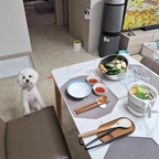 #콘수프기록집 #오늘의우리집 
혼자있어도 건강하게 맛있게 챙겨먹고싶어서
요즘은 잘 챙겨먹고 있어요!

근데 또 손 많이 안가고 간편하게 할 수 있는..😁
그러다보니 요즘 쿠커를 정말 잘 쓰고있어요!
가을이라 더더 따뜻한 음식이 생각나는데
딱 샤브샤브가 땡겼어요!

근데 샤브샤브 집에서 한번 먹으려고 하면 
준비하는 것도 많고 복잡해서 잘 안 먹게 되는데 
이렇게 쿠커에다가 하니까 간편하고 너무편하고
생각보다 깊어서 내용물도 넉넉히 들어가서 
2인도 가능할 것 같아요.!

찜, 삶기, 전골, 샤브 등등 다방면으로 사용할 수 있는 멀티쿠커라서 너무 잘 사용하고 있고 
특히 혼밥할 때 맛있게 잘 챙겨 먹을 수 있는 
도구가 될 것 같아요.😋


#멀티쿠커 #혼밥 #샤브샤브 #맛있는음식 #우리집식탁