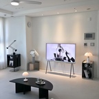 TV 옆 못난이 3총사, 드디어 해결했어요!
월패드, 보일러 스위치, 전등 스위치까지
 깔끔하고 세련되게 변신했답니다✨

리모델링할 때 바꾸지 못해서 그동안 액자로 가려두고 생활했는데 볼 때마다 눈에 거슬리고 은근 불편했거든요🤣
이제는 가릴 필요 없이 당당하게 노출해도 예뻐요🩶

100% 맞춤 제작이라 들뜸 없이 딱 맞고, 스테인리스와 갈바 소재로 제작되어 내구성도 좋구요
별도의 타공없이 기존 스위치에 딱 맞게 끼우기만 하면 되니 설치도 간편하고, 벽지 손상 걱정도 없어 더 마음에 들어요~
우리 집 쇠테리어, 또 하나 완성~🩶

#콘수프기록집 #현명한소비 #인터폰커버 #스텐인터폰커버 #금속인터폰커버 #월패드가리개 #인터폰가리개 #거실인테리어 #블랙앤화이트 #화이트인테리어 #홈스타일링 #쇠테리어 
#미드센츄리모던 #신혼집꾸미기 #셀프인테리어 #리빙룸 #거실꾸미기 #세리프티비 #신혼가전 #혼수가전 #거실테이블 #블랙인테리어 #조명맛집 #모던인테리어 #아파트인테리어 #30평대인테리어 #신혼집 #모노톤인테리어 #신혼가구 #맞팔 