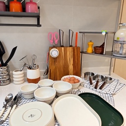 #예쁜그릇자랑 #식탁위예술 
요즘 많이쓰고있는 #윤도자기 그릇🤍
바닥부분에 각인되어있는 로고도 너무이뻐요👍
샐러드나 양많은 갈비찜같은거 담기에도
넉넉하고 옆에 #타원형접시 도 생선이나
고기담기에 넉넉합니다🧡
색상도 고급지고 어떤그릇과도 잘어울려서
잘쓰고있어요 윤도자기 그릇들중 눈여겨보고있는것
들이 더있는데 지금당장은 필요하지않아서
스크랩만 해둔 상태네요ㅎㅎ
요즘 계속쓰는 #시라쿠스 #국그릇 #밥그릇도
사이즈가 저한테 딱맞아서 매일쓰고있어요!
우리집 #식탁 책임지는 #이쁜도자기그릇 들 
너무잘쓰고있는 #오늘의집 그릇들 
소개해봤습니당 🙏🙏
#도자기그릇 #생선그릇 #샐러드그릇 #그릇추천
#주방아이템 #주방 #주방템 #그릇 #이쁜그릇
#가성비그릇 #오늘의집추천 
