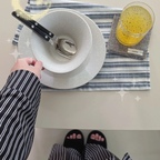 #예쁜그릇자랑 #식탁위예술 #콘수프기록집

우리나라 도자기를 애정하는 사람🤍
집에 예쁜 도자기 그릇이 하나둘 모이다 보니
이제는 소개하고 싶은 그릇도 참 많아졌어요. 

집에 그릇장이 꽉 찼는데,
계속 사게 되는 그릇 물욕😅 

여자의 마지막 물욕은 그릇이라고 하더라고요?
그 말이 요즘 참 공감되는 중이에요.
예쁜 그릇 보면 그냥 지나치기 어렵고,
우리나라 도자기 특유의 멋과 매력에 빠져
하나둘 모으다 보니 어느새 그릇장이 가득🤍
.
.
.
.
#인소일 #인소일그릇 #도자기 #그릇 #그릇추천 #도자기그릇 #예쁜그릇 #주방 #주방꾸미기 #그릇장 #이오테 #이오테티코스터 #하슈타 #테이블매트 #그릇세트 #커트러리세트 #커트러리추천 #사브르