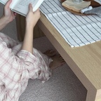 제품제공| 아기 생기고 없앤 거실 러그를 다시 깔았어요.
이전엔 사이잘룩 러그를 썼는데 여름엔 괜찮아도 특유의 거친 느낌에 폭신함이 없어서 아쉽기도 하고... 무엇보다도 아기한테 안좋을까봐 치웠거든요.
이번에는 폭신하지만 털이 잘 안빠지는 러그가 있다고해서 다시 깔아봤는데, 느낌이 좋아서 소파보다 바닥에 계속 앉아있고 싶네요 😅
그리고 확실히 거실 분위기에 러그는 필수라는 걸 다시 느껴요! 얼른 맑은 날에 거실 사진 찍고 싶어요 🤍
#콘수프기록집 #인테리어노하우 #라익디스 #그레인러그