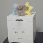 오랜만이죠오!!✨️
그사이 하프마라톤도 다녀오고
힘들어죽는줄알았지만 완주 하고 돌아왔어요😎
(연습도 못하고 나가서 와...너무힘들었어요😂)

그리고 둘째 콩수니 편도수술로 외래도 계속다니고 
재활보충도 미리다니느라고 정신없이 시간을 보냈더니

오메... 10월말이 되었네요????
수술하고 둘째가 너무 힘들어해서 
정신이 하나 없드라구요ㅜㅜ

첫째도 한수술이였는데
둘째는 더 힘들었나봐요😞

그래도 어제부터 밥을 먹기시작한걸보니
조금씩 나아가고있나봅니다
(이제 마음이 쬐끔 놓여요🫢)

작년에는 10월에 트리꺼내서 미리크리스마스를 시작했는데
올해는 11월이나 되야 꺼낼수있겠네요
(둘째 콩수니가 2주동안 집에있을 예정이라🤣)

언능 11월이 되서 즈희집 트리 펼치고 싶어져요

+아참 사진에 관한 이야기는 하나도 안하고ㅋㅋㅋㅋ
작년말 오집에서 냉큼지른 비싼 가습기에요

아주 만족스럽게 잘사용했는데
최근 콩수니 수술도 하고와서 급하게 꺼내서 장착을!!!

역시나 건조한 가을에 찰떡이고
아 다이소 테이블이 생각보다 안성맞춤이라 아주 만족스럽다는
그런 이야기를 끝으로 콩수니 케어하러 총총총총 떠나봅니다

밀린 댓글들 이제 한숨돌렸으니 몽땅 다녀가보겠습니다!!
들려주시는 오친님들 항상 감사해요🩷💛🩵
#오늘의우리집 #콘수프기록집 #가습기 #가습기테이블 #테이블 #다이소테이블