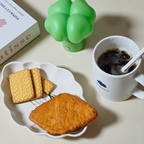 소소하게 홈카페 분위기 내기..! 

귀여운 접시에 간식 담고 좋아하는 컵이랑 조명까지 같이 놓아봤어요 ㅎㅎ 초록색 클로버 조명이 포인트가 돼서 나름 마음에 드는 조합 🤍 

아직 예쁘게 꾸미는 건 어렵지만 ... 🥲 하나씩 제 취향대로 채워가는 중이에요 ㅋㅋㅋ 

#콘수프기록집 #인테리어노하우 
#네잎클로버 #무드등 #포인트 
