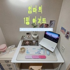 #인테리어노하우 #콘수프기록집 

없는 공간에서도 나만의 공간 찾기 🪴 
🏠 화장대 철거 후 만든 엄마의 1평 아지트

집에 엄마만을 위한 공간, 하나쯤 필요하지 않을까요? 🤍
저희 집은 원래 안방 화장실 앞에 화장대가 있었어요.
그런데 저는 화장대를 사용하지 않는 편이라
리모델링하며 철거하고 저만의 공간으로 바꿨어요. 

✨ 인테리어 포인트는 사용하지 않는 공간의 용도 바꾸기!

✔️ 잘 사용하지 않는 화장대를 철거해 자투리 공간 확보하기
✔️ 좁은 공간에도 들어가는 컴팩트한 책상 배치하기
✔️ 선반을 활용해 소품과 작은 식물을 올려두고 수납과 인테리어를 동시에 해결하기
✔️ 키보드, 마우스, 조명 등 취향에 맞는 아이템으로 나만의 분위기 더하기

이렇게 만들어진 곳이 바로 저의 작은 1평 아지트예요 🌿

아이들을 키우다 보면 집 안의 모든 공간이 
가족을 위한 공간이 되기 쉬운데요.
꼭 별도의 방이 있어야 나만의 공간을 만들 수 있는 건 아니더라고요.

사용하지 않는 가구를 비우고, 작은 자투리 공간을 
새롭게 활용하는 것만으로도 충분했어요.
지금은 이곳에서 노트북도 하고, 좋아하는 것들을 정리하며
잠깐씩 저만의 시간을 보내고 있어요.

넓은 집이 아니어도 괜찮아요.
집 안 어딘가에 숨어 있는 작은 공간을 찾아 
나만을 위한 자리로 만들어 보세요.

엄마에게도 엄마만의 공간이 필요하니까요 💛

#자투리공간 #공간활용아이디어 #1평아지트 #데스크테리어 #홈오피스 #화장대철거 #데스크테리어 #데스크셋업 #데스크소품 #데스크인테리어 #데스크꾸미기 #데꾸 #조화인테리어 #조화화분 #키보드추천 #기계식키보드 #에포메이커 #에포메이커키보드 #엽서인테리어 #소품인테리어 #집꾸미기 #오늘의집 #좋아요