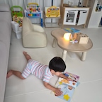 #콘수프기록집 #오늘의우리집 4
원래 책에 관심 없던 아기인데 요즘 부쩍 책에 관심을 가지더라구요?
책을 보라고 하지 않아도 때가 되니 알아서 하더라구요 ㅎㅎ
매일매일 조금씩 성장하는 모습이 그저 대견하고 신기하네요❤️

독서대는 두고 바닥에서 읽지만 기특해🤣🤣
#육아 #육아일상 #독서 #독서존 #독서조명 #독서공간 #맞팔 #맞팔해요 #소통 #소통해요 #맞팔소통 #환영 #환영해요
