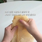 비닐은 이제 그만~
제로웨이스트 실천하기 참 쉽죠 
허니랩만 있으면 돼요 

야채 과일 신선하게 보관할 때 
비닐봉지 대신 재사용 가능한 허니랩 밀랍랩 
허니포켓으로 식재료 관리하기 도전해 보세요 

밀랍 송진 면100% 광목천이라서 
안전하게 사용이 가능합니다 

높이가 30cm라서 많이 들어가니까 좋더라고요 
특히 식재료의 양에 맞게 잘 포장이 되니까 굿입니다 
채소 과일 보관할때 야채칸에 
깔끔하게 수납이 되니까 더 맘에 들어요 

비닐 쓰레기 안나와서 제일 좋고
찬물로 헹구고 쓰면되는 다회용이라서 더 좋아요 

높이가 30cm인 포켓 형태라서 여유있게
식재료 보관이 더 편하답니다 

플라스틱프리로 주방살림하기 딱 좋은 
허니랩 허니포켓으로 착한 소비 해보세요 
.
.
.
.
.
#허니랩
#허니포켓
#제로웨이스트 
#친환경살림
#재사용랩
착한소비
주방용품추천
#콘수프기록집 
#현명한소비 


