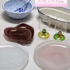 #예쁜그릇자랑 #식탁위예술
​​처음엔 예뻐서 딱 하나만 사봐야지 했던 식기인데, 막상 실물로 써보고 활용도까지 좋아서 하나둘 모으다 보니 컬렉션이 되었어요 🤍 식탁 분위기를 확 살려줘서 쓸 때마다 기분 좋아지는 최애 브랜드 3가지를 소개합니다!" 

💙크로우캐년 (Crow Canyon Home)
독보적인 마블 패턴 덕분에 어떤 음식을 담아도 힙해지는 마법! 톡톡 튀는 컬러감도 예쁘지만, 법랑 특유의 가볍고 튼튼함 덕분에 홈카페, 디저트, 시리얼용으로 제일 손이 자주 가는 아이예요! 하나 구매하면 다른 컬러도 사고싶어져요~ 다음엔 컵을 구매하려고요 👀 

​💛에포크 (EPOQUE)
동글동글 포인트 컬러가 들어간 미니 잔은 음료나 와인 담았을 때 기분이 단번에 좋아져요! 오벌 접시는 특유의 빈티지하면서도 감각적인 쉐입 덕분에 손님 초대용으로 꺼내놓으면 다들 어디 거냐고 물어보는 감성 필수템이랍니다 :) 

🩷알라바스터 (Alabaster Glass)
빛을 받았을 때 은은하게 퍼지는 마블 결이 예술이에요! 특히 하트 쉐입이나 부드러운 핑크·화이트 톤 접시는 디저트나 과일을 담았을 때 사진이 제일 잘 나오는 최애 오브제 식기랍니다. 색이 다양한데 오늘의집 단독 컬러와 구성이 있어서 꼭 오집에서 구매해야해요 ㅎㅎ 

​각기 다른 소재와 느낌이지만 같이 모아두어도 매력적이죠? 여러분이 하나 사고 반해서 계속 모으게 된 최애 식기는 무엇인가요? 🤍
​

#식기추천 #식기 #예쁜그릇 #예쁜그릇추천 #크로우캐년 #에포크 #알라바스터 #그릇자랑 #테이블웨어 #홈카페그릇 #신혼집그릇 #그릇모음 #접시 #접시추천 #맞팔 #소통 #맞팔해요 #소통해요 


