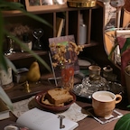 🕰
하루종일 일하다 처음 쉬는건데, 오브제, 식물, 빵, 커피, 책 좋아하는 것들로 가득한 뷰로데스크에 앉으니까 정신없던
낮이랑 다르게 그냥 기분이 차분해진다.

#빈티지인테리어 #뷰로데스크 #책상인테리어 #인테리어소품 #작은방꾸미기 #웜톤인테리어 #오늘의우리집 #콘수프기록집 #우드인테리어 #지브리인테리어 #오브제 #식물인테리어 #데스크테리어