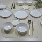식탁 위를 한 상 차려 본 날의 기록이에요 🍚
그릇부터 가지런히 놓는 시간이 은근 설레요

하얀 ERATO 그릇들을 크림빛 매트 위에 올려 두니
단정하고 포근한 분위기가 한가득이에요 ✨
은빛 수저까지 나란히 두면 준비가 끝나요

비어 있던 그릇에 하나둘 음식이 담기기 시작하면
밥상이 금세 따끈따끈하게 가득 채워지는 게 참 좋아요
같은 하얀 그릇인데도 담는 음식에 따라
느낌이 달라 보여서 보는 재미가 있어요

옆에서 살랑살랑 흔들리는 초록 잎까지
식탁 분위기를 한층 싱그럽게 해 줘요 🌿

여러분은 어떤 그릇으로 밥상을 차리시나요?
오늘도 포근하고 맛있는 하루 보내세요 🤍

#예쁜그릇자랑 #식탁위예술 #오늘의가든