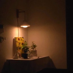 겨울맞이 식물존 업데이트 🌿💡
식물들 겨울나기 준비도 할 겸 새로 벽등을 달아줬어요!
월셋집이라 벽에 구멍 뚫는건 안돼서 고민하다가 꼭꼬핀으로 설치했는데, 생각보다 깔끔하게 고정돼서 만족 중이에요 :) 무타공이라 위치 바꾸기도 부담 없고요!
전구는 벽등에 동봉되어 있던 전구 대신 식물등으로 교체했어요.
낮에는 햇빛이 부족한 식물들을 챙겨주고, 밤에는 은은하게 켜두니 작은 식물 코너가 더 포근해진 느낌 ☺️
조명 아래 옹기종기 모여 있는 식물들은 오늘의가든에서 받은 아이들이에요 🌱
겨울 동안 여기서 햇빛 대신 식물등 열심히 쬐면서 무럭무럭 자라주길!
식물을 위한 조명이었는데 막상 설치하고 보니 공간 분위기까지 마음에 들어서 괜히 자꾸 쳐다보게 되네요ㅎㅎ
#오늘의집 #오늘의집스타일링 #집꾸미기 #홈스타일링 #인테리어 #벽등 #무타공벽등 #무타공인테리어 #꼭꼬핀 #조명인테리어 #식물등 #식물조명 #플랜테리어 #식물인테리어 #홈가드닝 #반려식물 #식집사 #겨울철식물관리 #식물존 #오늘의가든 #맞팔환영해요 