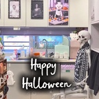 💀🎃 마지막영상이 하이라이트!
어마무시합니다요ㅋㅋㅋㅋㅋㅋ
주말 파티했었어요ㅋㅋㅋㅋㅋ
쪼롬집에 밥 먹으러 왔다가
저승 구경까지 하고 가실 분ㅋㅋㅋㅋㅋㅋㅋㅋ

쪼롬집 할로윈 주방 공개합니다아👻🖤

키 180cm 장신 해골씨한테
스카프까지 야무지게 둘러드리고ㅋㅋㅋㅋ
라봉이 셰프 포스터로 귀여움 한 스푼🐶👨🏻‍🍳
아주 그냥 할로윈에 진심인 집ㅋㅋㅋㅋㅋㅋ

친구들이 집에서 밥 먹으면
무서워서 소화 안 되는 거 아니냐고 하는데요
🤣🤣🤣

아니 얘들아...
밥 먹을 때마다 
귀신이랑 눈 마주치는 건 맞는데
그렇다고 밥맛이
떨어지진 않더라고ㅠㅠ

오히려 식욕은 그대로고
인테리어 욕심만 날이 갈수록 
퇴마 불가 상태👻

이쯤 되면 할로윈 인테리어가 아니라
해골씨랑 동거하는 맥시멀리스트의 일상 아닐까요ㅋㅋㅋㅋㅋ💀

이번 주말에도 할로윈 파티 예정이라
우리 집 귀신들 야근 확정입니다 캬캬캬🎃🖤

#콘수프기록집 #예쁜템최고야 #할로윈 #할로윈주방 #할로윈인테리어 #주방꾸미기 #주방인테리어 
#할로윈데코 #할로윈소품 #할로윈파티 #홈스타그램 #집꾸미기 #집스타그램 #홈인테리어 #맥시멀리스트 #맥시멀인테리어 #인테리어스타그램 #살림스타그램 #리빙스타그램 #홈데코 #인테리어소품 #소품맛집 #취향가득한집  #방구석할로윈 #할로윈홈파티 #웃긴인테리어 #개성있는집  #할로윈갬성 #맞팔
#소통