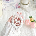 #인테리어노하우 #콘수프기록집
클리어 오너먼트로만 꾸몄던 트리에
이번엔 반짝이는 핑크 오간자 리본과 
러블리한 목마 오너먼트를 더했어요.

투명한 장식의 매력은 그대로 두고,
핑크빛 포인트로 조금 더 사랑스럽게.

리본도 하나씩 직접 만들어 달아주니
보고만 있어도 뿌듯한 트리 완성...🎀

중딩공쥬님 마음에도 쏘옥 들었는지
친구들과 파자마 파티 하고 싶다고ㅎ
이럴 때 집꾸 재미 파워업!! 이지요🫣 

좋아하는 컬러로 리본 만들어 달기
다린's 인테리어 노하우입니다🩷

#달콤다린 #크리스마스트리 #크리스마스트리꾸미기 #크리스마스트리장식 #핑크크리스마스 #핑크오너먼트 #오간자리본 #크리스마스오너먼트 #트리오너먼트 #크리스마스소품 #크리스마스인테리어 #크리스마스장식 #크리스마스데코 #트리장식 #리본장식 #오너먼트꾸미기 #거실인테리어 #화이트인테리어 #모던인테리어 #거실꾸미기 #홈스타일링 #인테리어소품 #인테리어스타일링 #계절인테리어 #연말인테리어 #크리스마스준비 #pe100