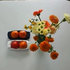 친구들이 준 꽃과 대봉감덕분에 가을 색감이 된 우리집 :)
키친크로스로 수납함 만들어서 대봉감 넣어두니 너무 귀엽다 🤗
얼른얼른 맛있게 익어라

 #콘수프기록집
#컬러헌팅