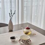 #오늘의우리집 #콘수프기록집 

그릇을 물에 헹궈 식기세척기에 넣다 보면 싱크대 앞 바닥에 물이 뚝뚝 떨어져서 불편했는데, 체고루루 하이퍼 드라이 매트를 깔아두니 물기를 빠르게 흡수해 바닥을 깔끔하게 유지할 수 있어 좋더라구요. 🤍

규조토를 사용하지 않은 4단계 레이어 구조로 흡수력이 좋고 오염되면 세탁기에 넣어 빨 수 있어 관리가 편하다는 점이 넘 마음에 들어요.

테이블 매트나 데스크 매트는 물론, 욕실이나 주방에서도 활용할 수 있고 원하는 크기로 잘라 사용할 수도 있어요~

작은 불편함 하나가 줄어드니 주방도 한결 깔끔해졌네요. 🌿



#오감리뷰 프로그램을 통해 제품을 제공받아 직접 사용하고 스타일링한 후기입니다.

#체고루루 #하이퍼드라이매트 #주방매트 #발매트 #발매트추천 #주방매트추천 #데스크매트 #테이블매트 #물기제거 #주방발매트 #주방템추천 
