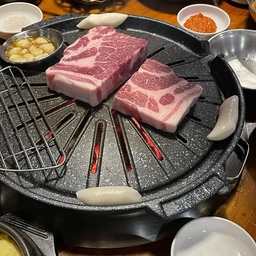 두툼한 고기를 뜨거운 불판 위에서 노릇노릇하게 구워 먹는 행복한 시간. 
육즙 가득한 고기에 마늘과 떡까지 곁들이니 더욱 풍성한 한 상이 완성됐어요. 
먹기 좋게 익은 고기는 겉은 바삭하고 속은 촉촉해 입안 가득 고소함이 퍼지네요. 
신선한 채소와 다양한 곁들임까지 더해져 제대로 된 고기 먹방을 즐긴 날! 
맛있는 음식으로 채운 든든한 한 끼, 역시 고기는 사랑입니다.
#고기맛집 #삼겹살맛집 #고기먹방 #맛집탐방 #오늘의먹방

