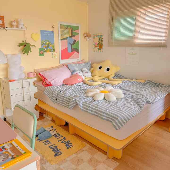 I changed my bedding and redecorated my wall
My room that I changed 💛
This time, I added more colorful and lively colors with high-saturation props
The sunlight is so nice, let's start Friday happily!

#Today's home #침실 #침실인테리어 #침실꾸미기 #침대 #침구 #매트리스 #블라인드 #발매트 #벽꾸미기 #포스터 #베개커버 #의자 #트롤리 #책상 #데스크테리어 #예쁜템최고야 #소품인테리어 #소품 #선반 #조명 #루이스폴센 #러그 #곰돌이조명

